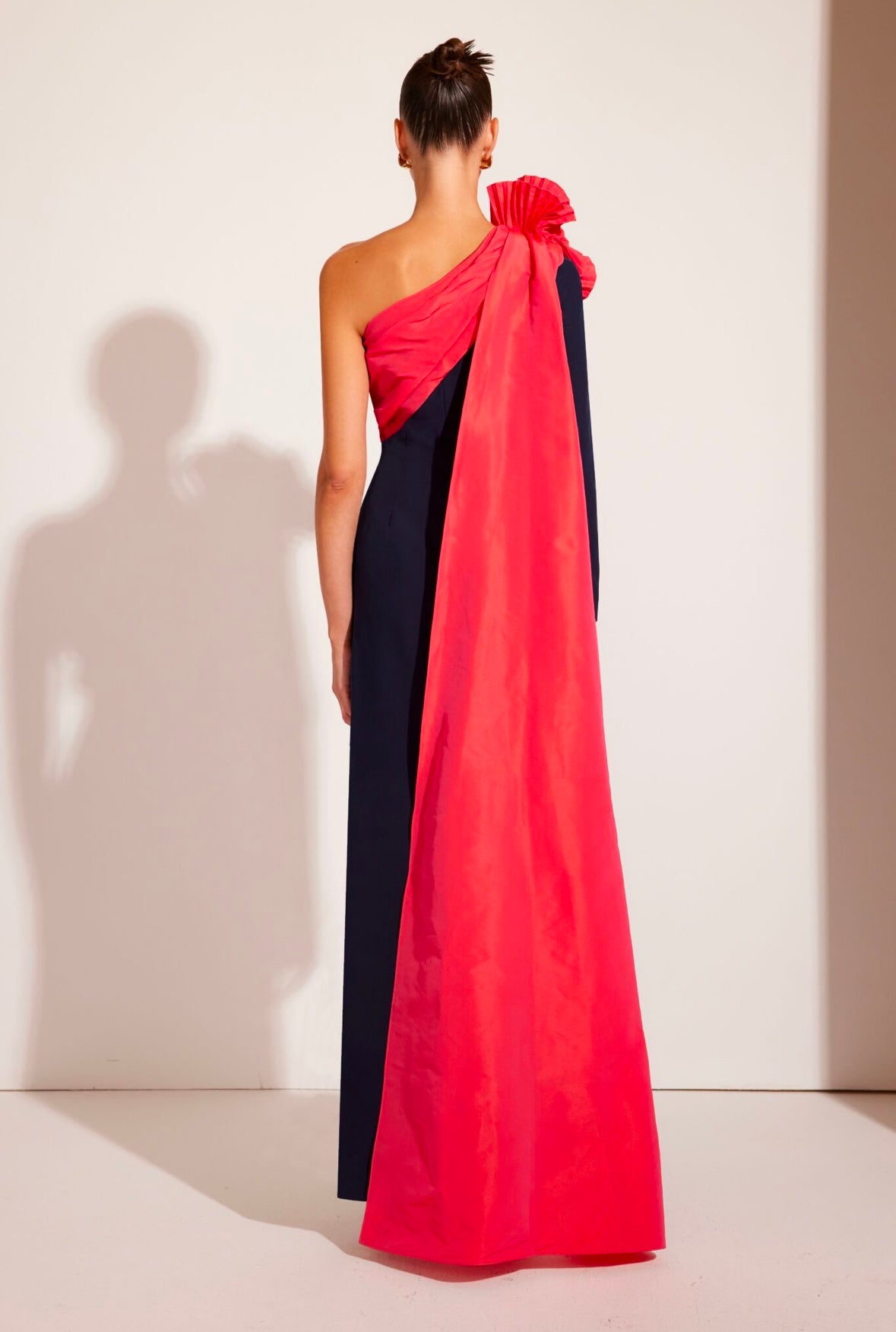 Vestido asimétrico capa