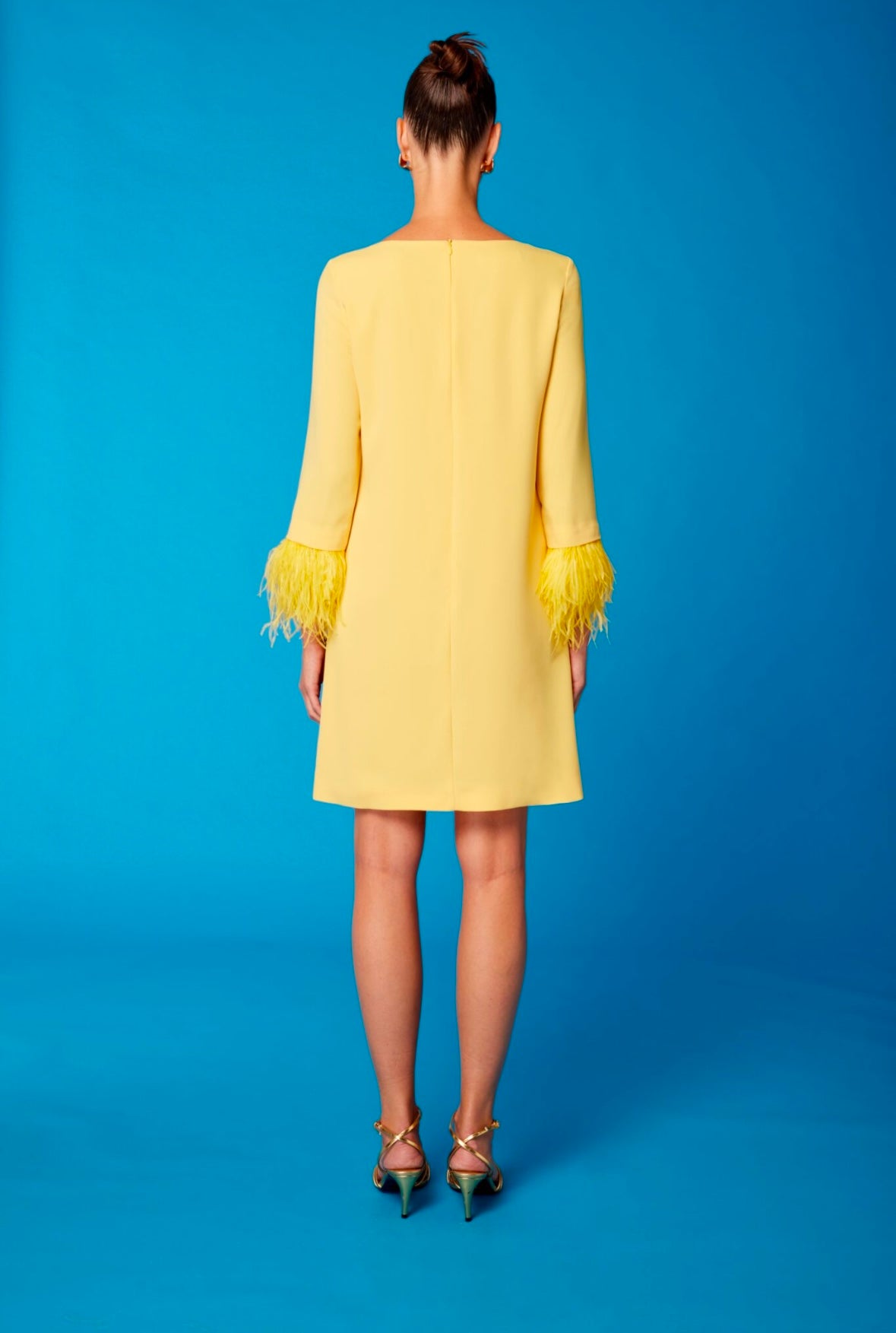 VESTIDO CORTO PLUMAS