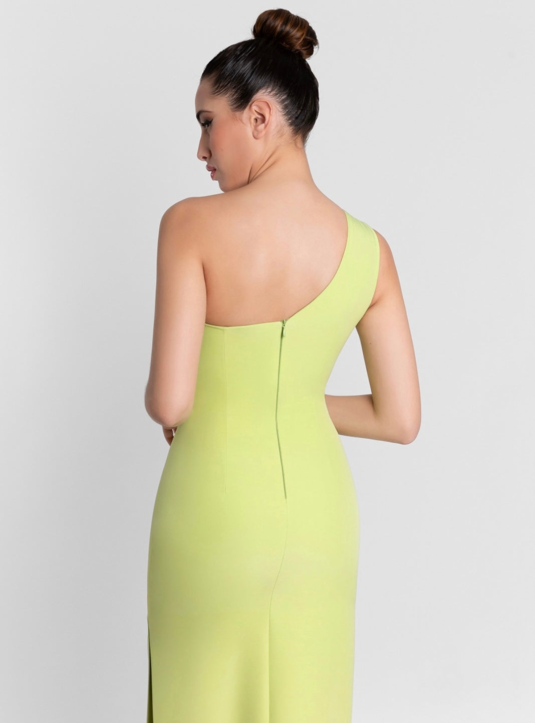 Vestido Lima Asimétrico con Abertura y Escote Geométrico