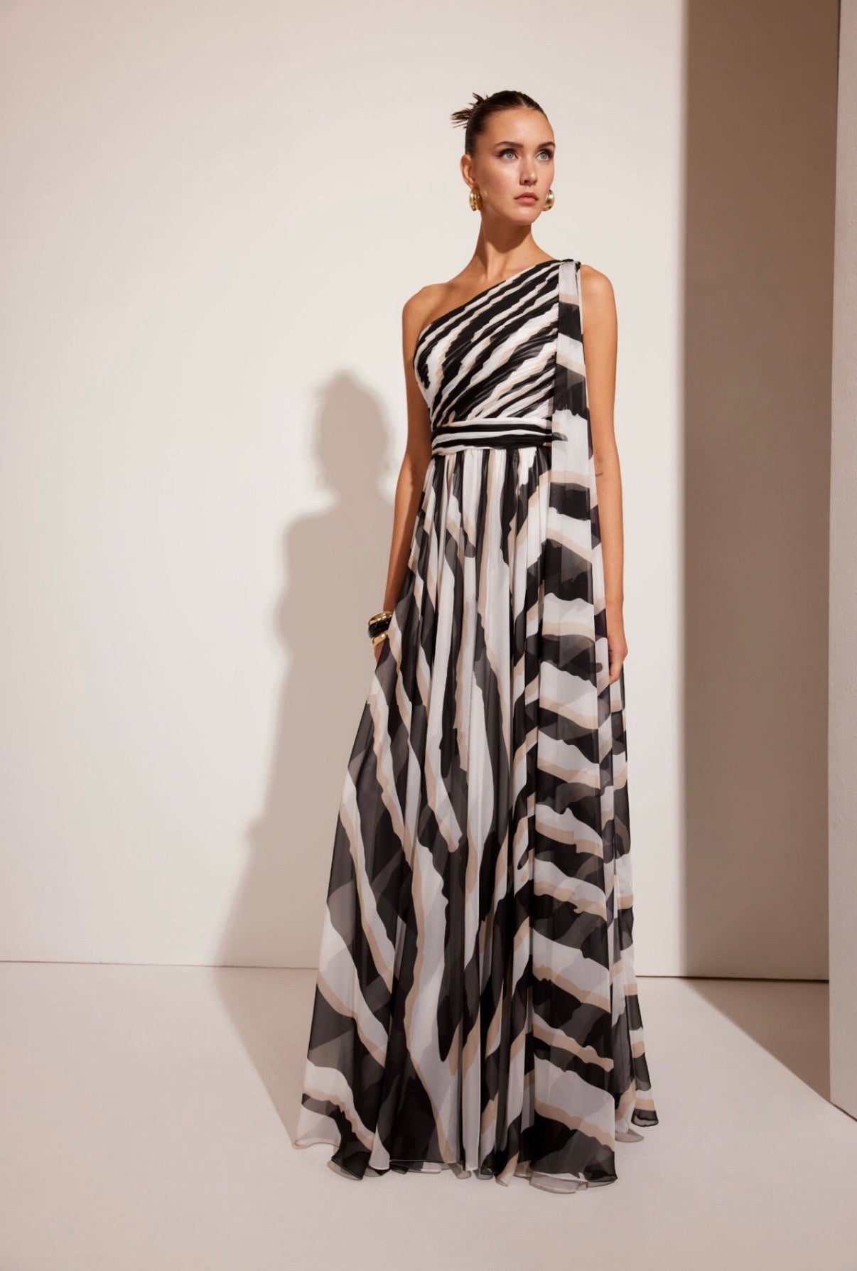 Vestido largo asimétrico estampado en blanco y negro