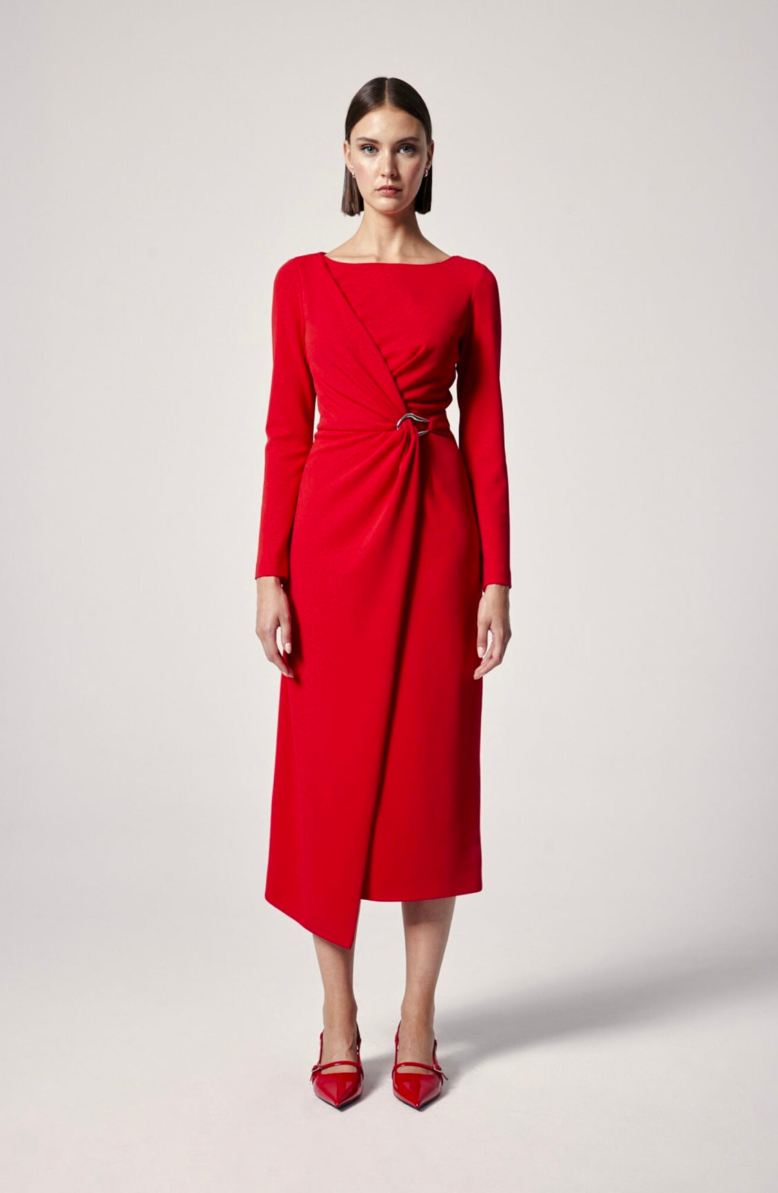 Vestido Midi Rojo con Fruncido y Hebilla