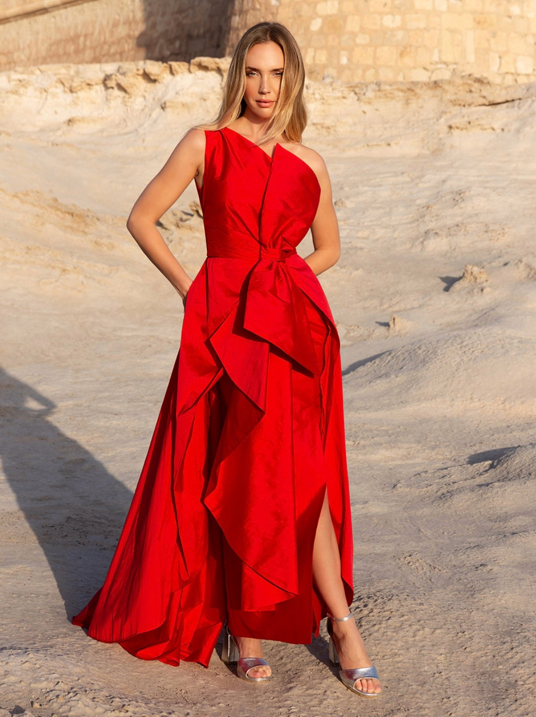 Vestido Largo Asimétrico en Tafeta Roja con Volantes