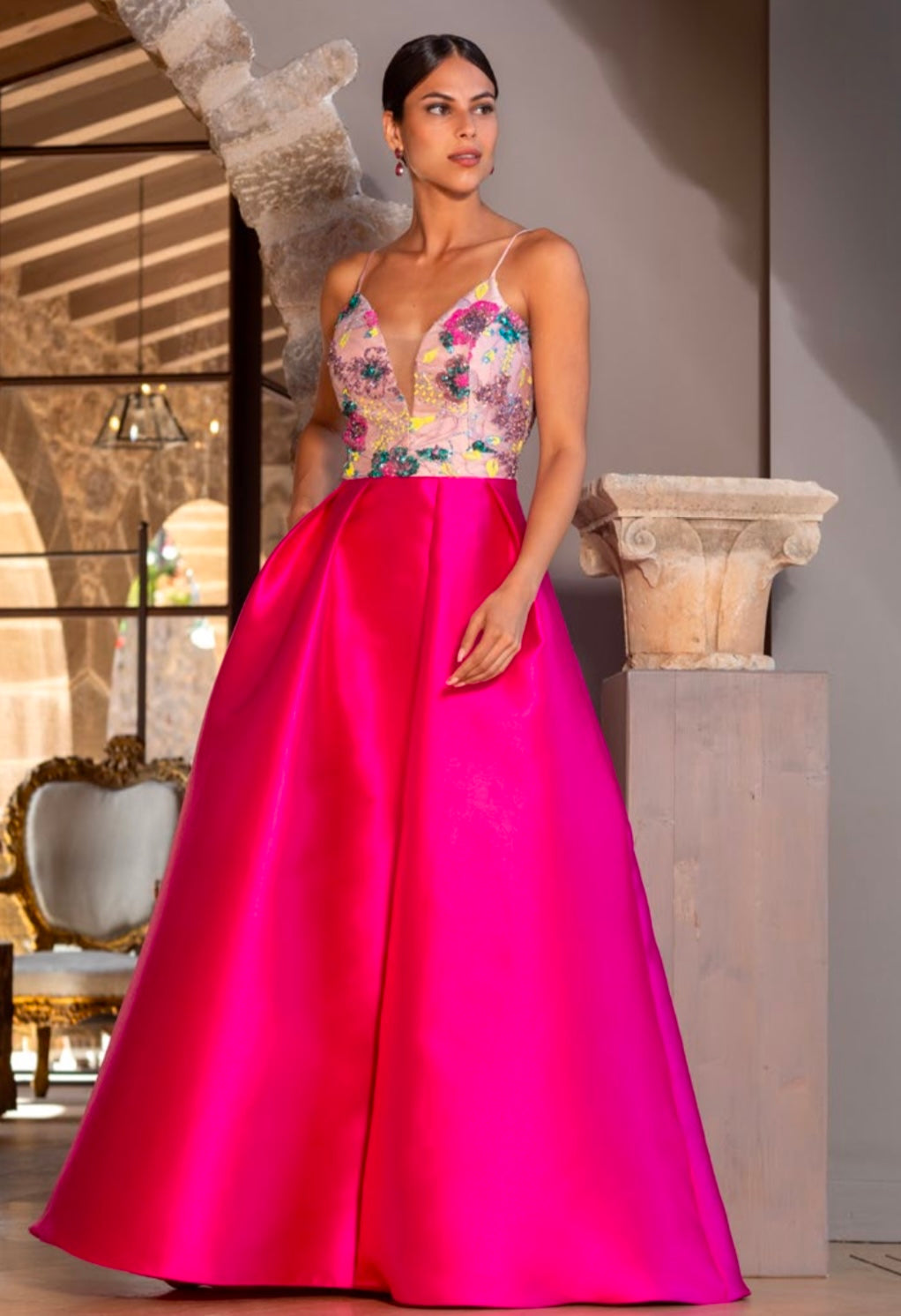 Vestido Largo Fucsia con Cuerpo Bordado y Espalda Abierta